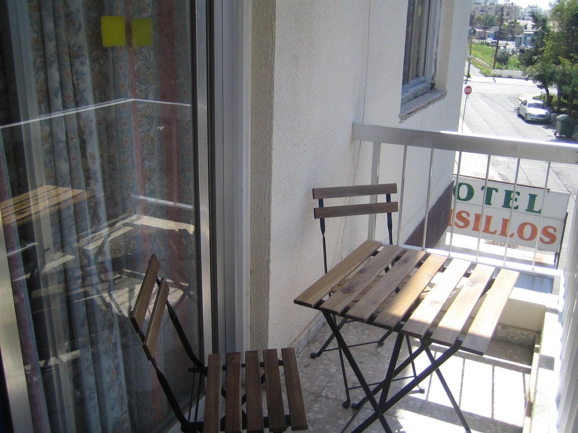Onisillos Hotel Larnaca Buitenkant foto