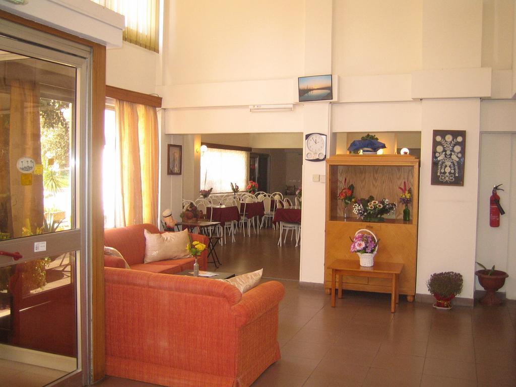 Onisillos Hotel Larnaca Buitenkant foto