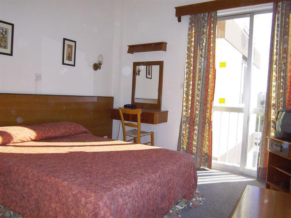 Onisillos Hotel Larnaca Buitenkant foto