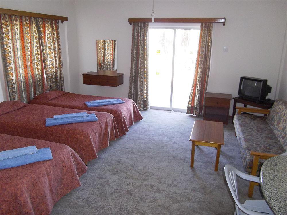 Onisillos Hotel Larnaca Buitenkant foto