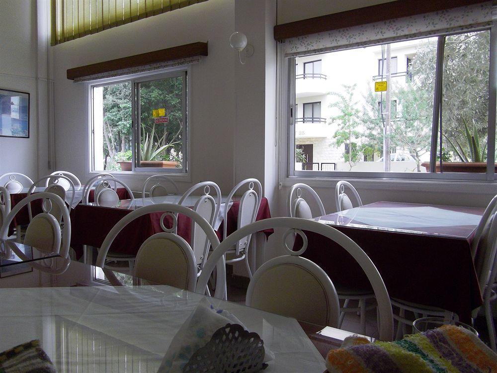 Onisillos Hotel Larnaca Buitenkant foto