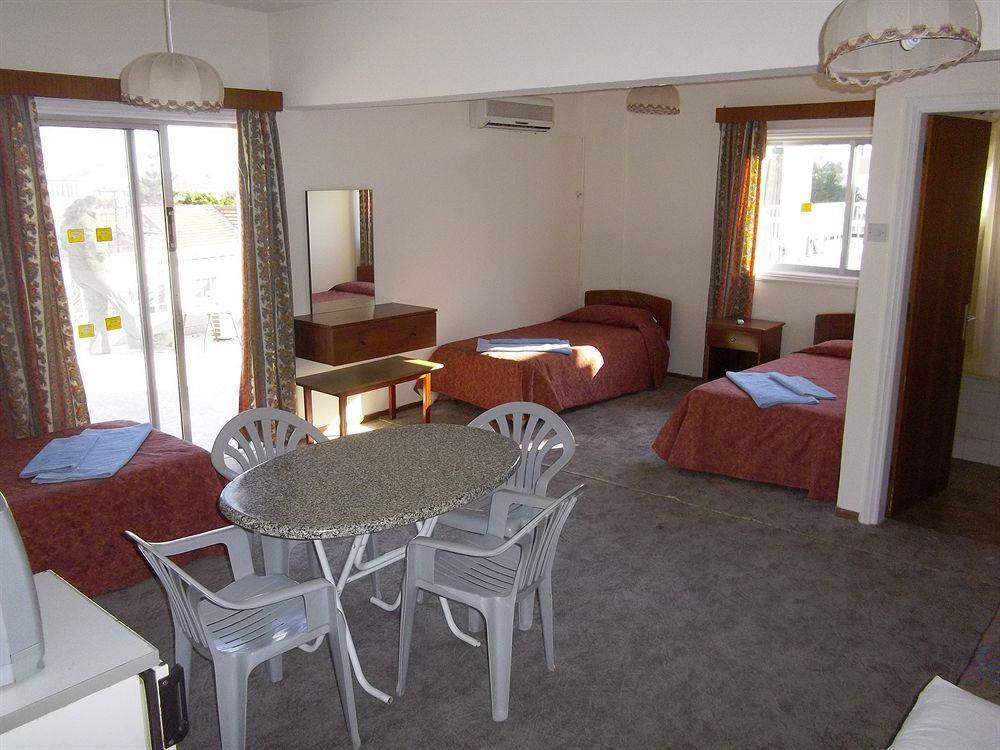 Onisillos Hotel Larnaca Buitenkant foto