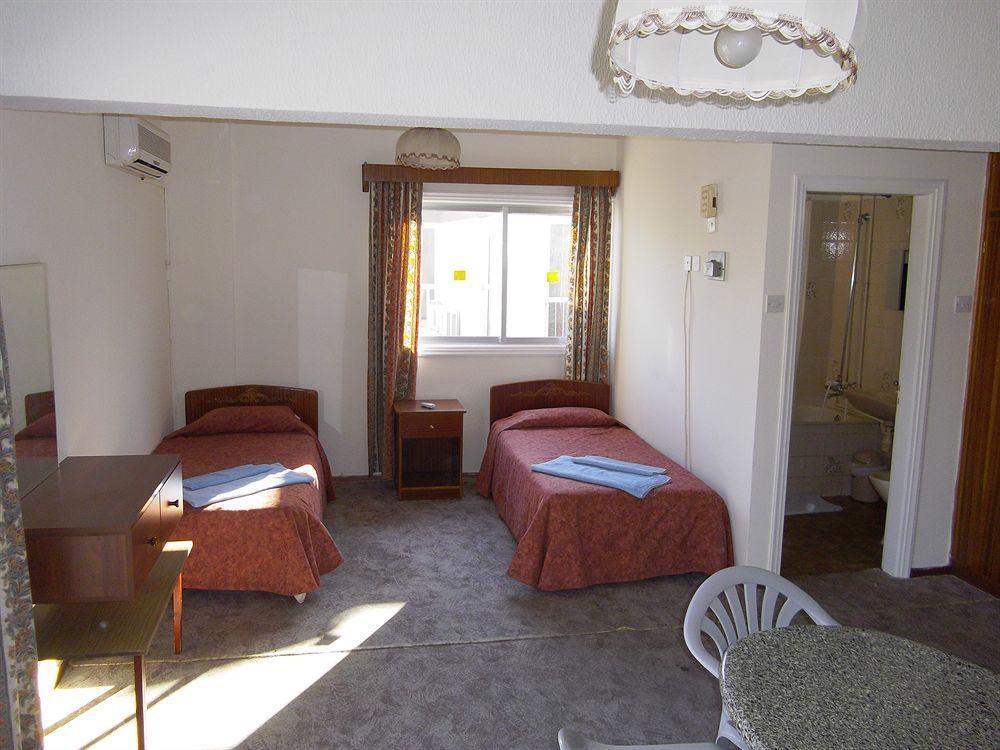 Onisillos Hotel Larnaca Buitenkant foto