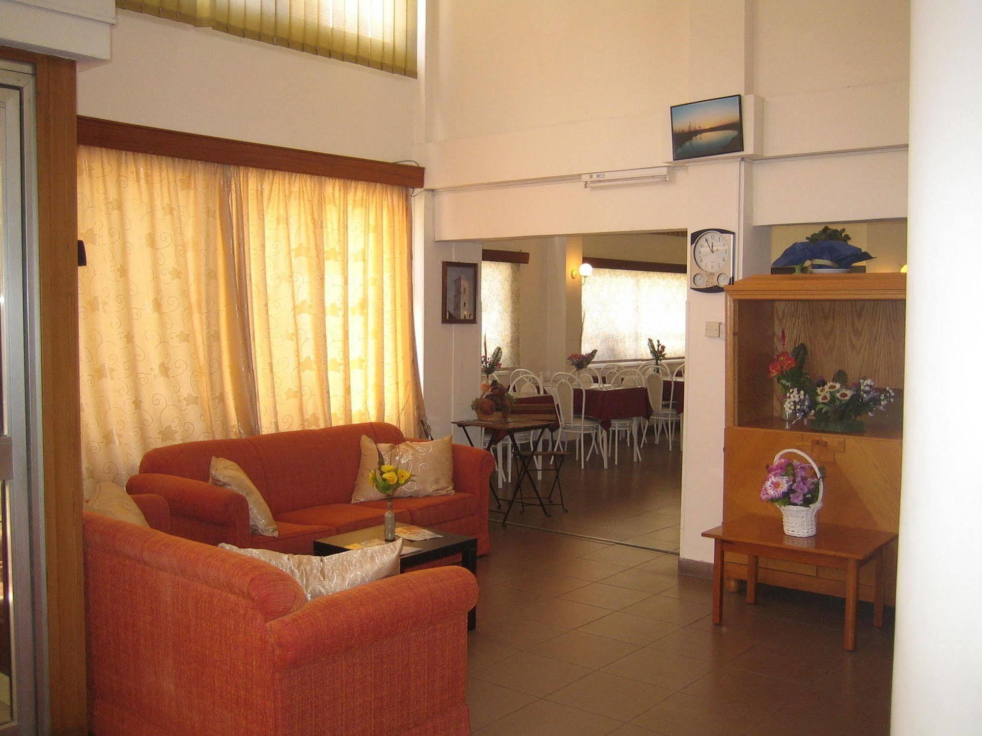 Onisillos Hotel Larnaca Buitenkant foto