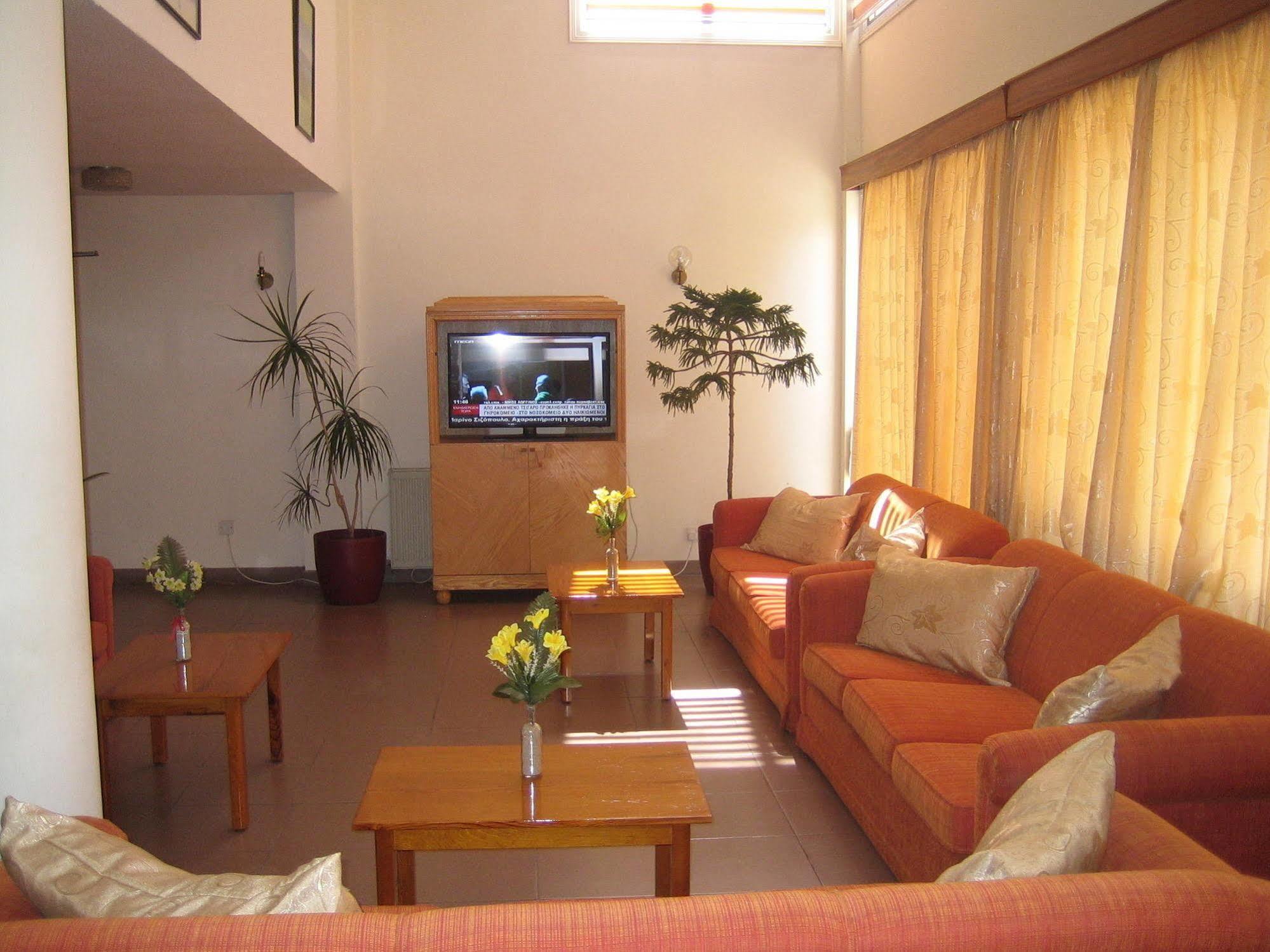 Onisillos Hotel Larnaca Buitenkant foto