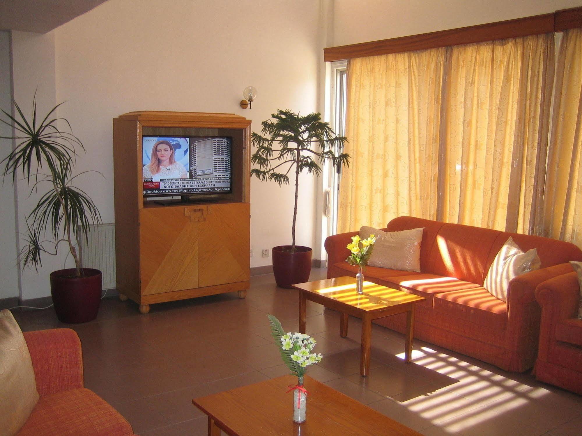Onisillos Hotel Larnaca Buitenkant foto